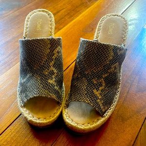 Tom’s wedge sandals